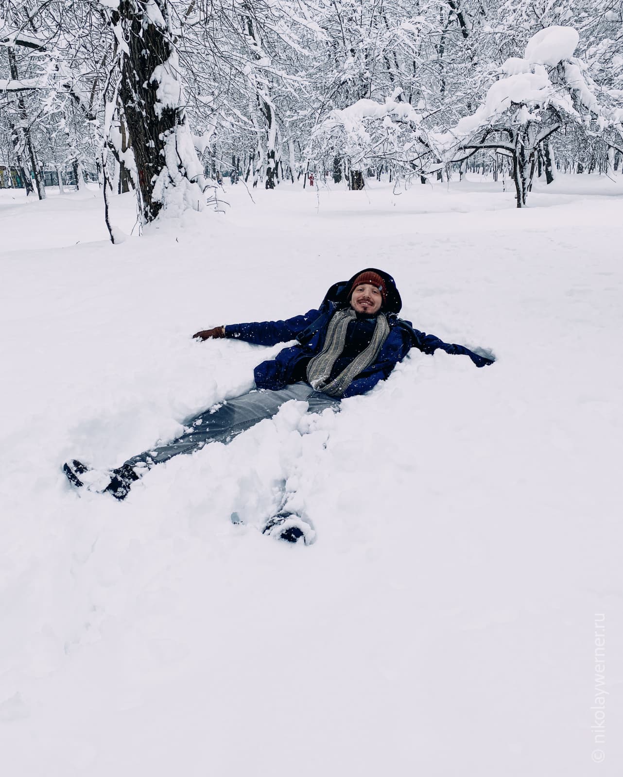 Я валяюсь в снегу