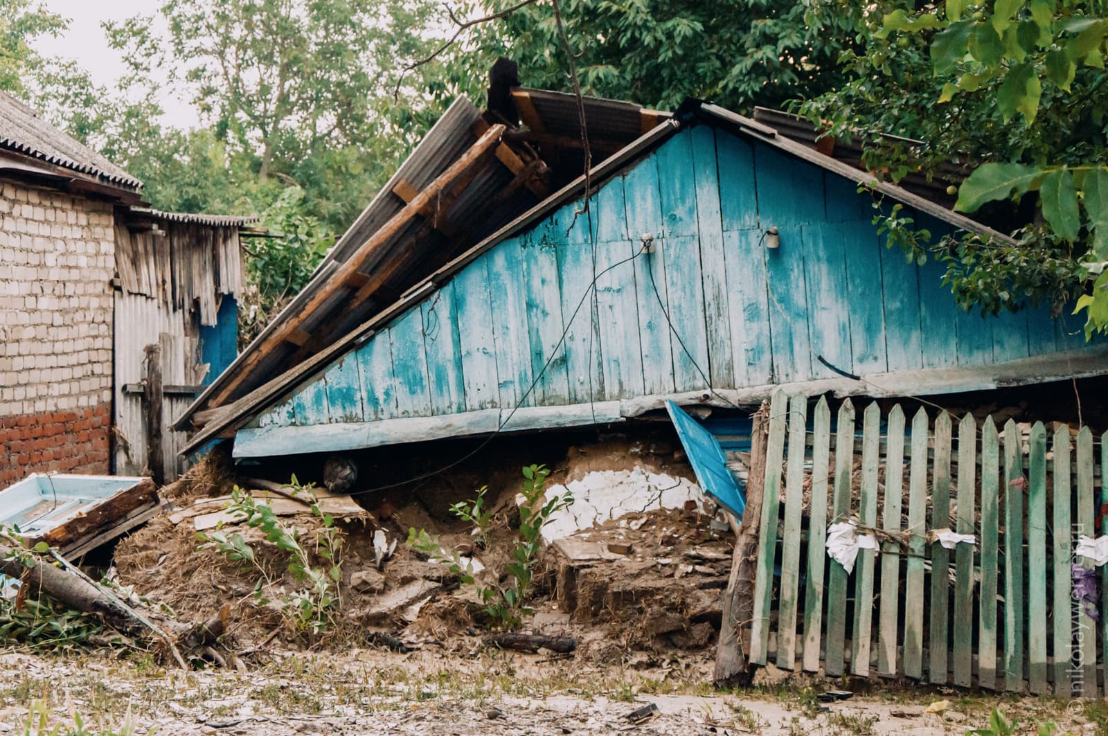Наводнение в Крымске. Разрушенный стихией саманный дом. Стены смыло, крыша лежит на земле