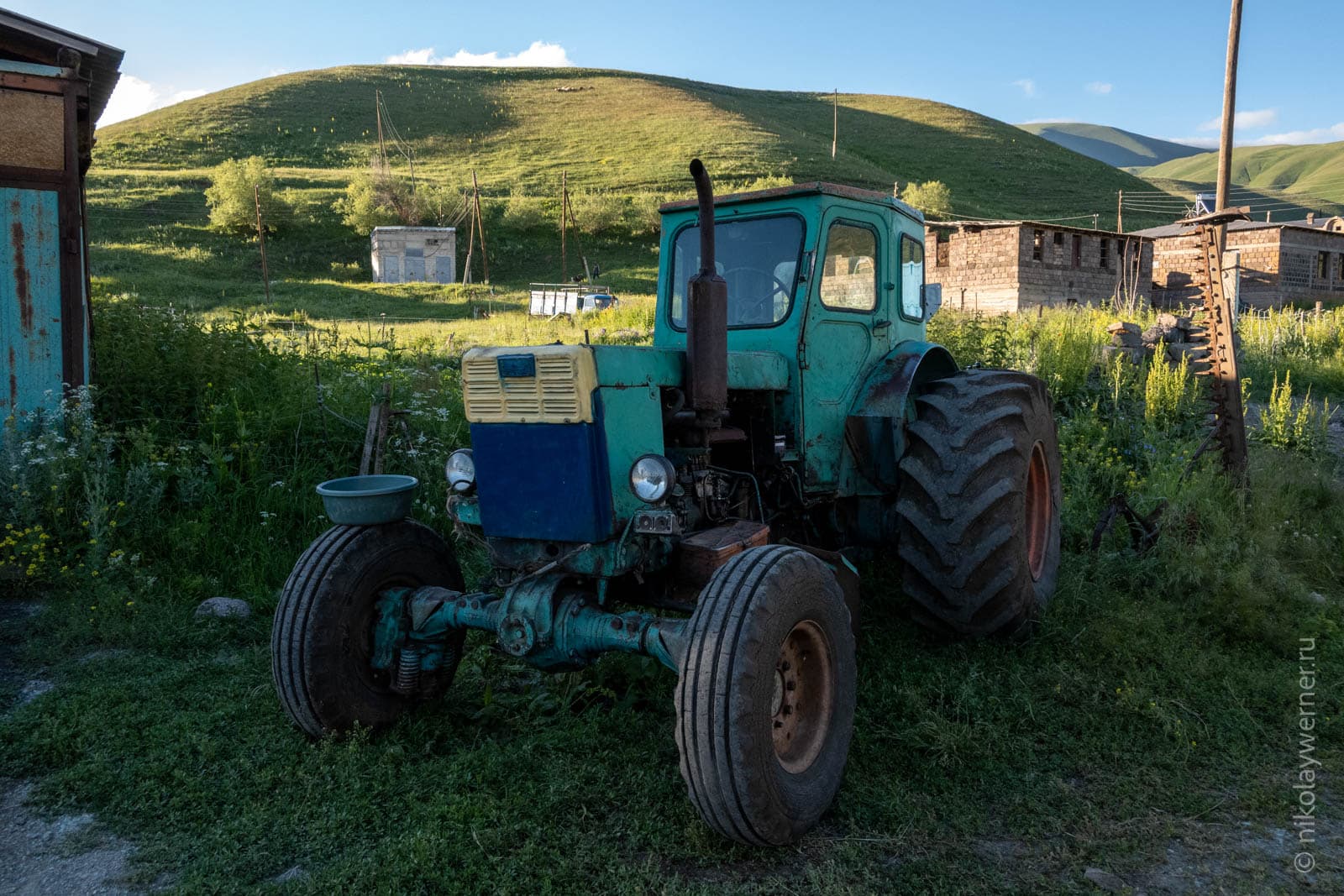 Старый трактор в селе