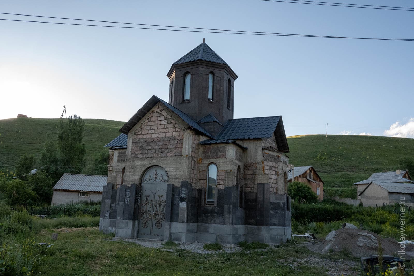 Строящаяся армянская церковь в селе Дзорашен