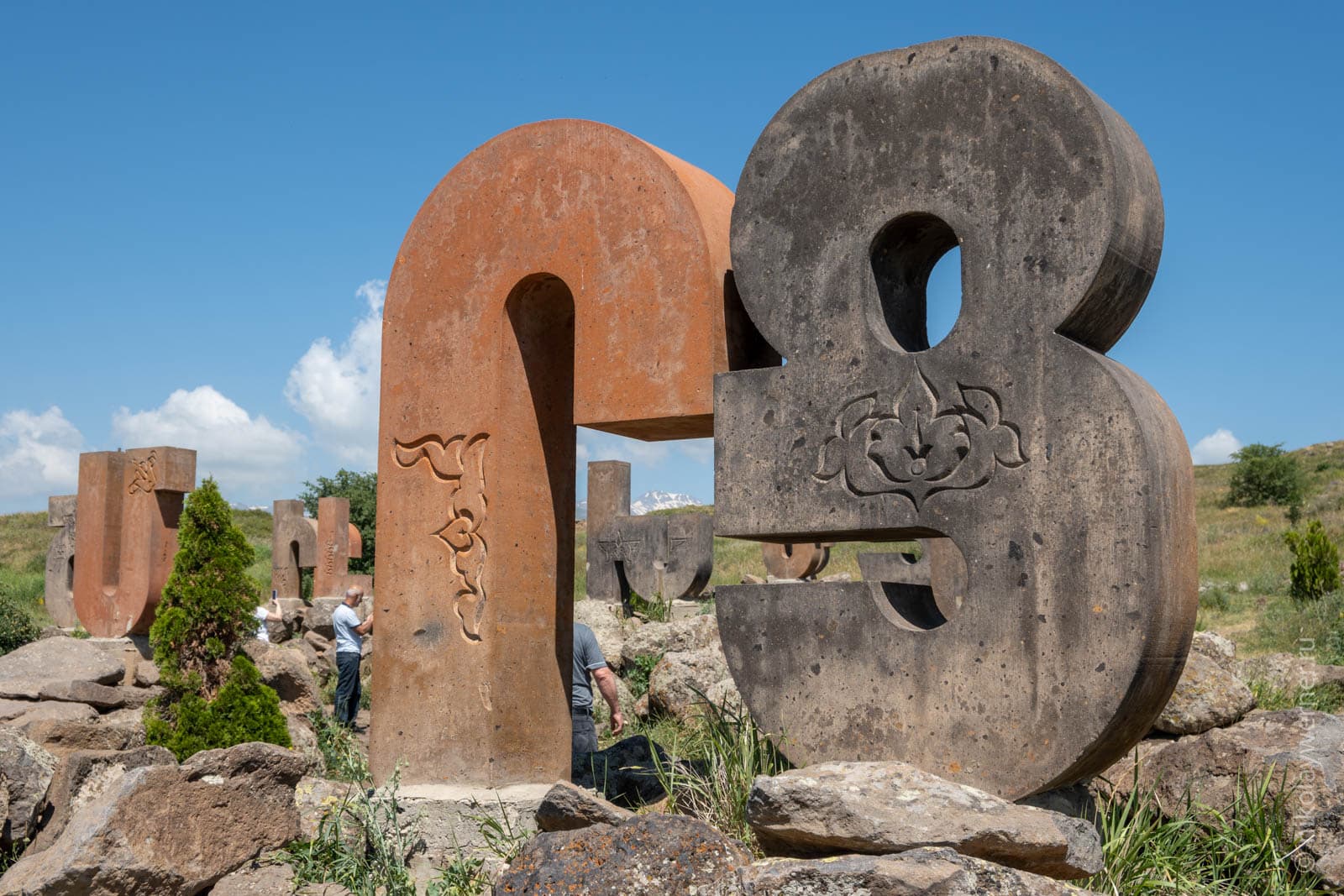 Памятник армянскому алфавиту в Арташаване, Армения. Фрагмент