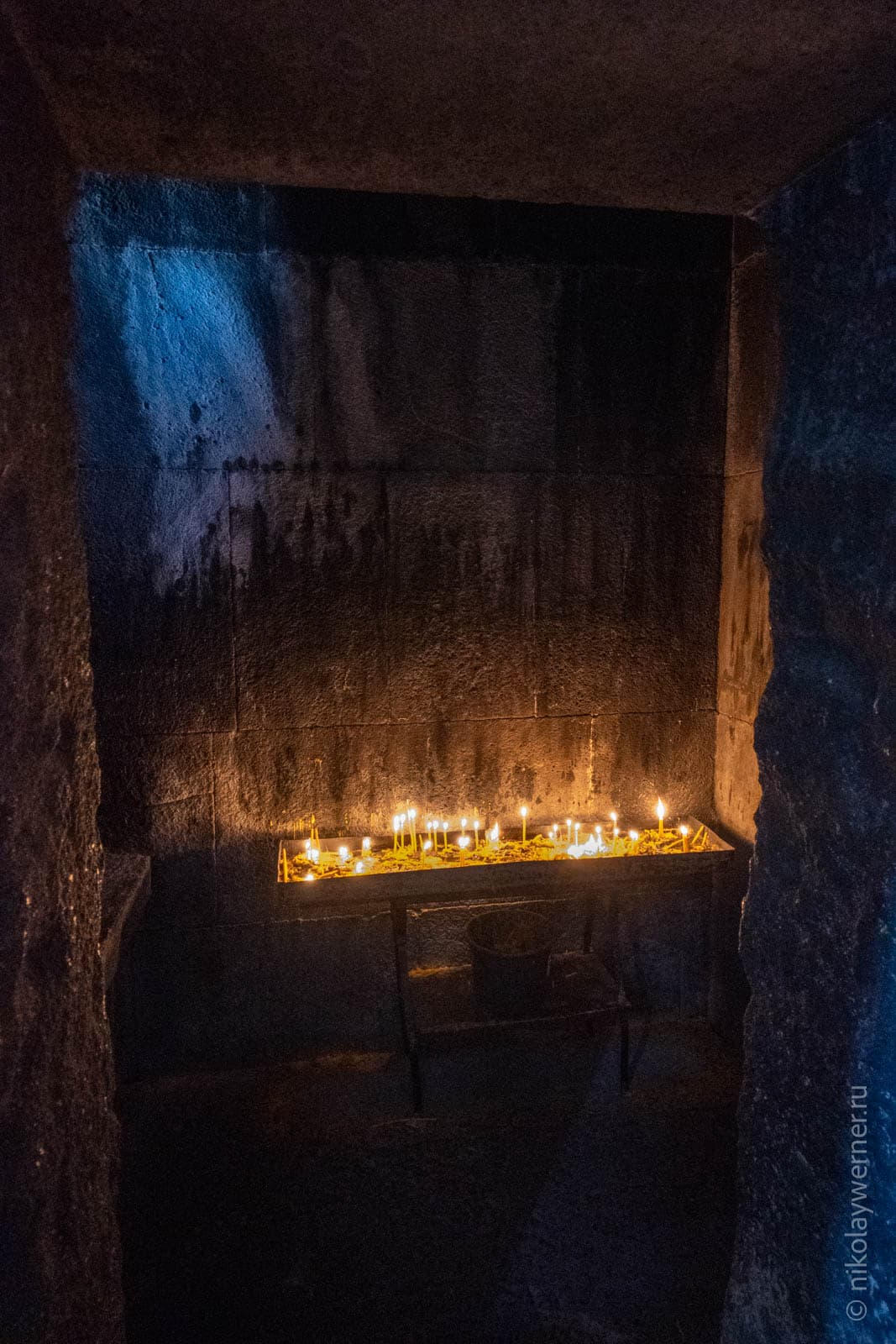 Свечи в одном из помещений церкви Ваграмашен
