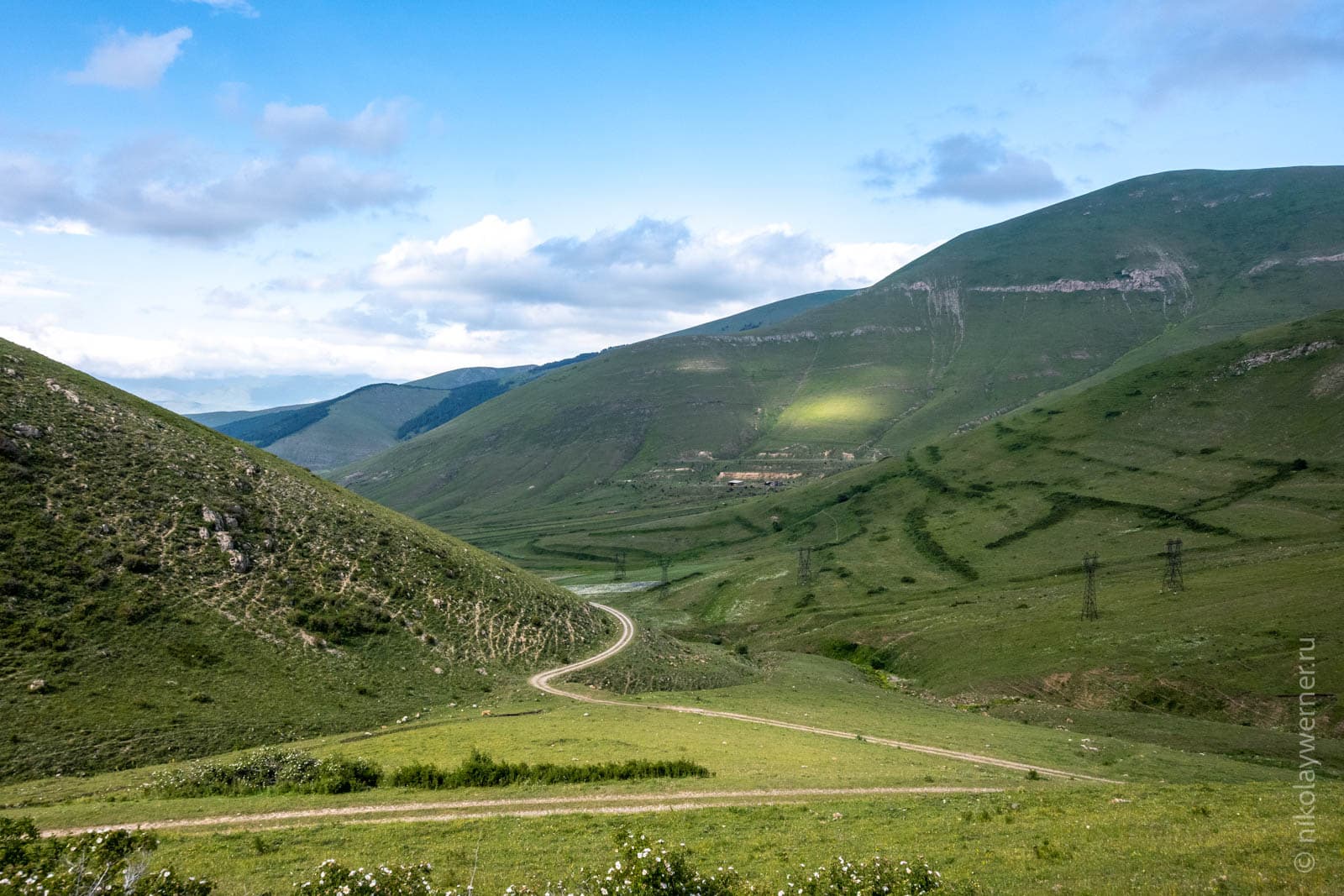 Пятно солнечного света на зеленом борту долины с северной стороны Спитакского перевала
