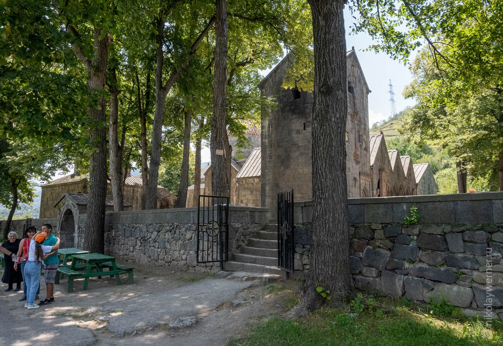 Вход в монастырь Санаин