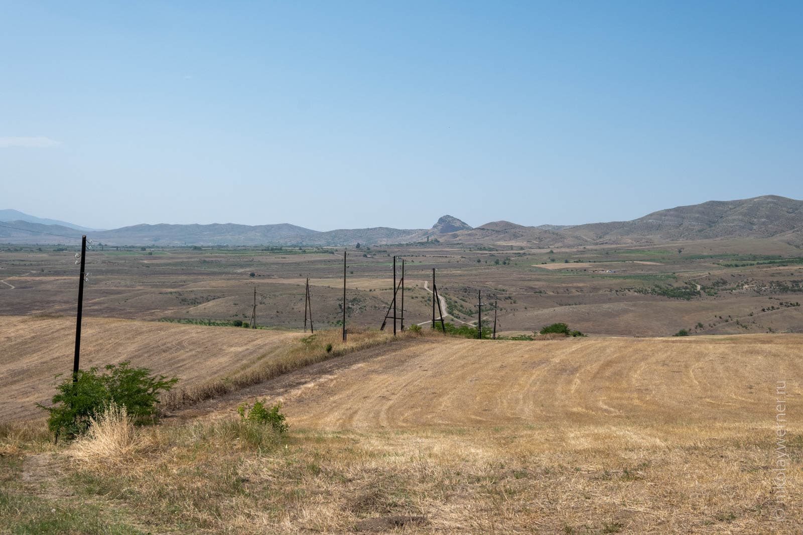Пограничный Папакарский хребет, к северу от которого Грузия, а к югу Армения и Азербайджан