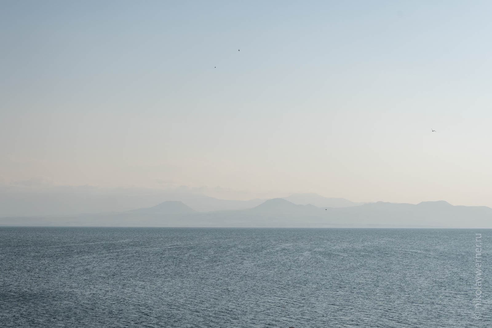Вид на противоположный, юго-западный берег Севана с северо-восточного берега