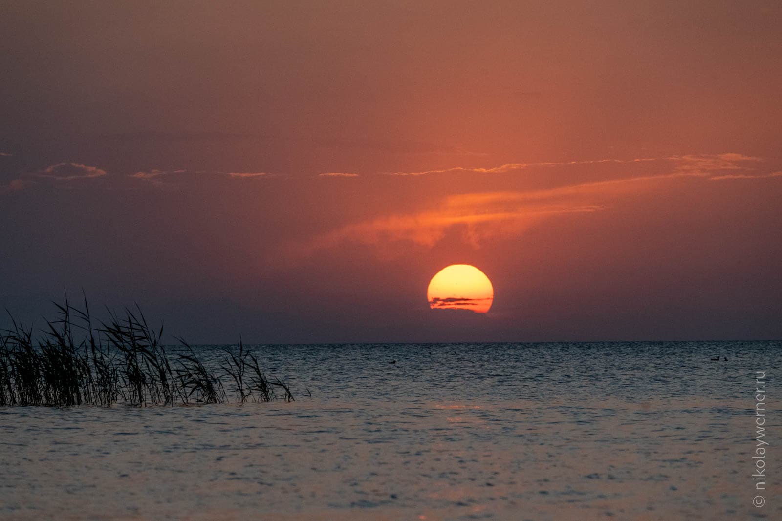 Закат на южном берегу озера Севан