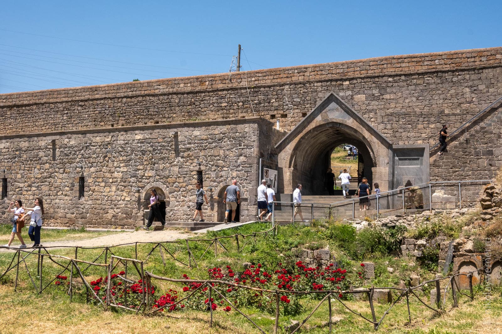 Старые ворота монастыря Татев