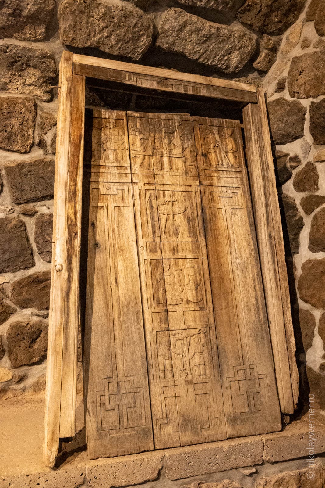 Древняя доска с крестом в музее монастыря Татев