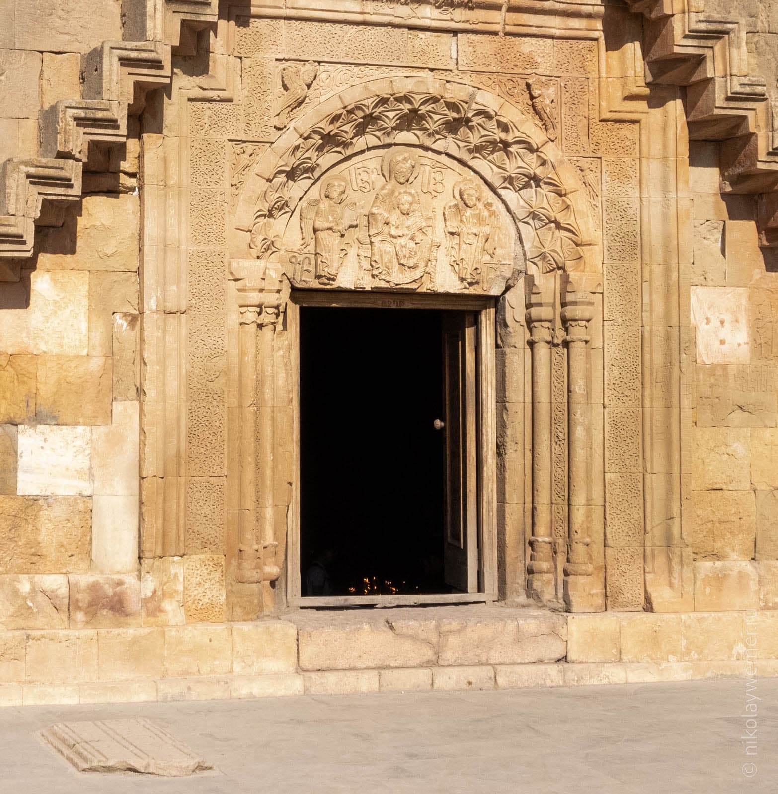 Барельеф на входе в Сурб Аствацацин (Церковь Святой Богородицы). Монастырь Нораванк