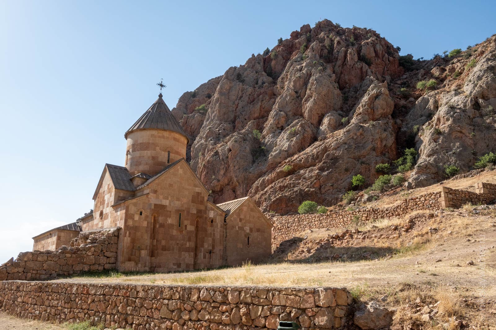 две совмещённые церкви и притвор: Церковь Святого Степаноса Первомученика и Церковь Святого Григора. Монастырь Нораванк