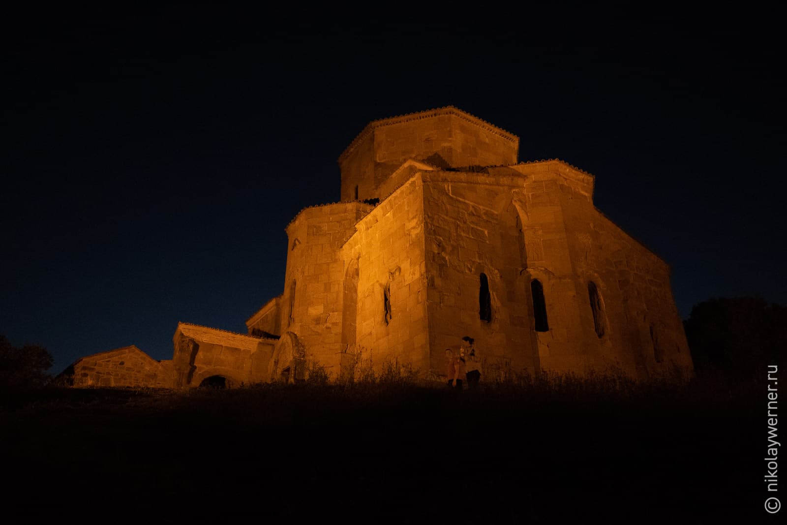 Вечерний вид на подсвеченный лампами монастырь Джвари