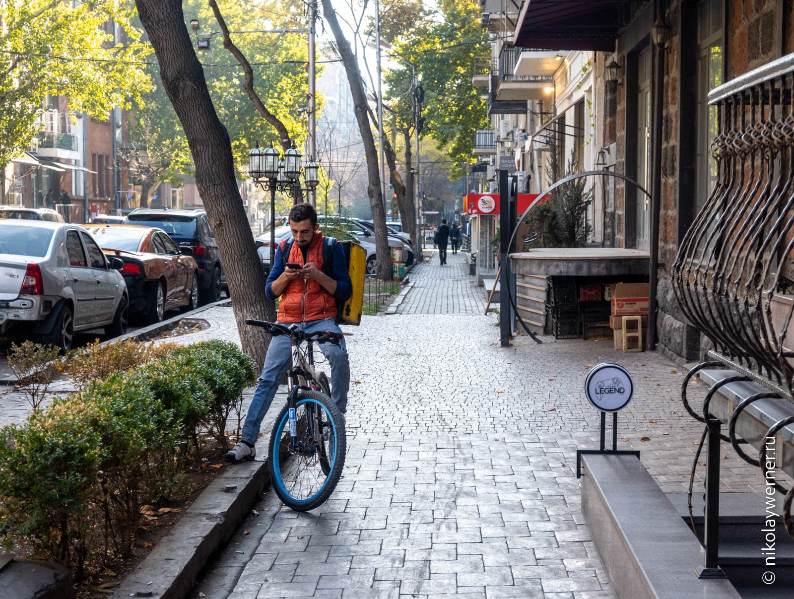 Курьер на велосипеде в Ереване