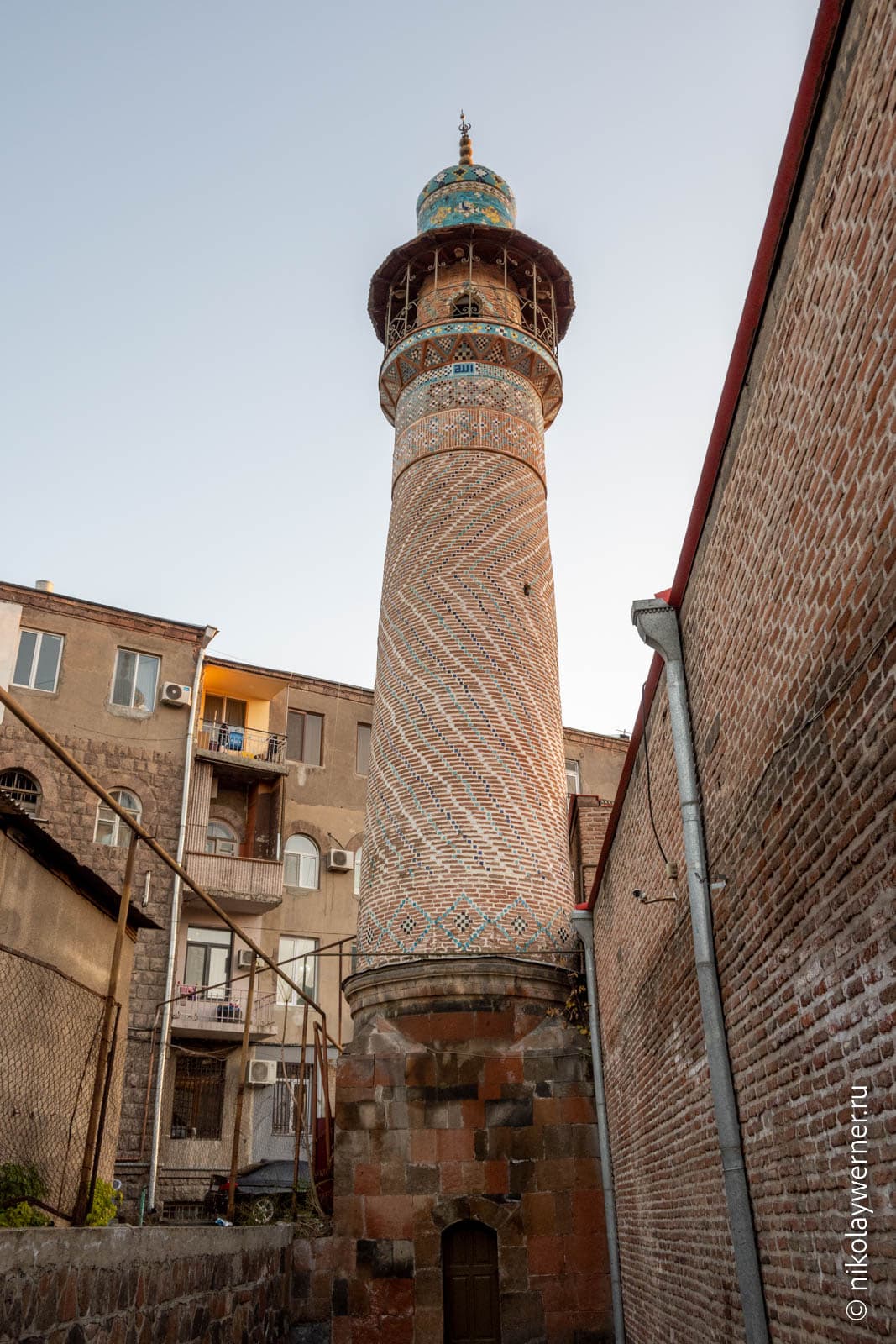 Минарет голубой мечети в Ереване
