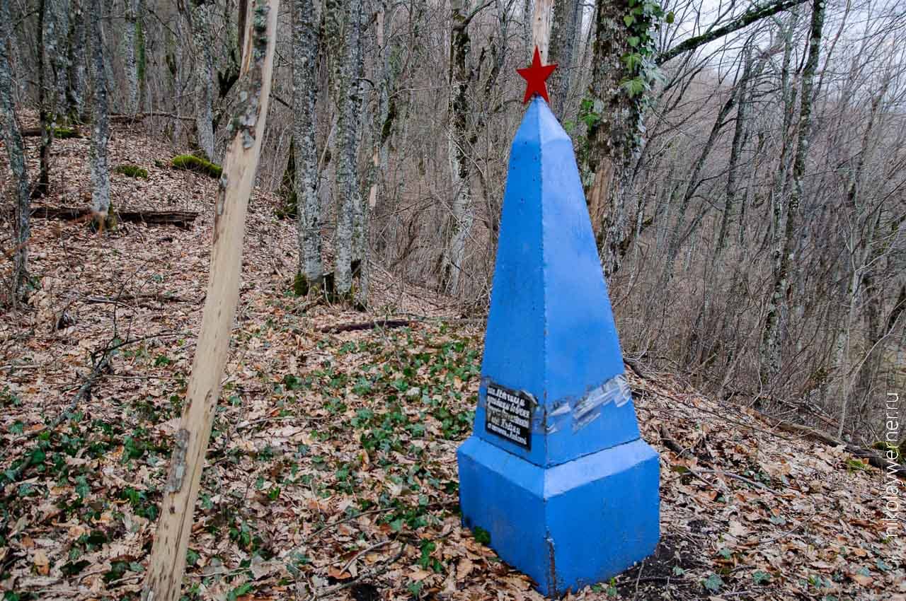 Памятник экипажу Р-5 тоже разбившемуся на склонах Собер-Баша в годы ВОВ