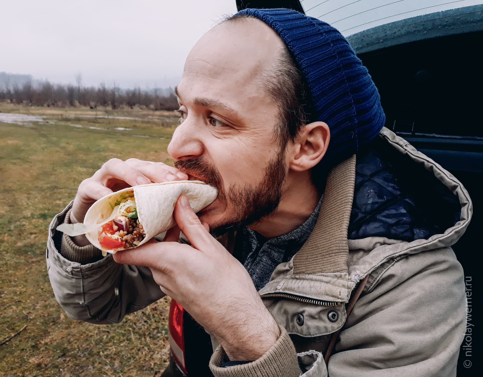 Круглый лаваш, в котором почти готовая начинка: фарш, помидоры, лук, салат, сыр