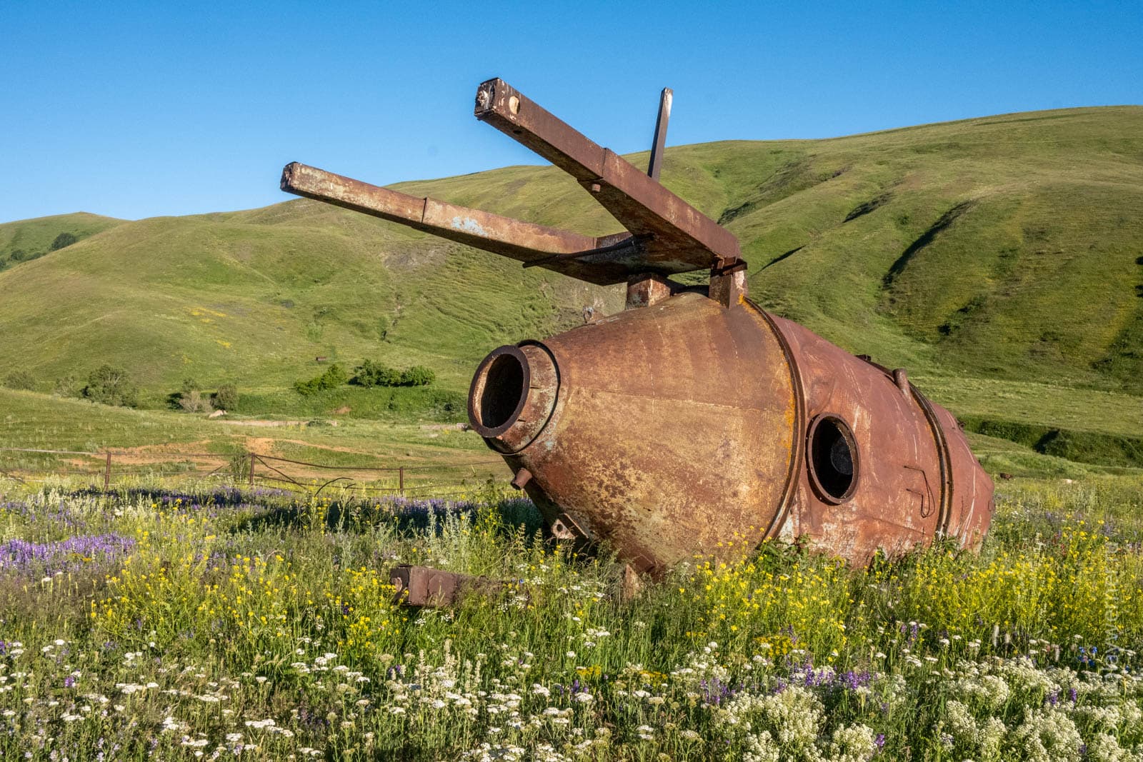 Ржавая конструкция похожая накосмический корабль