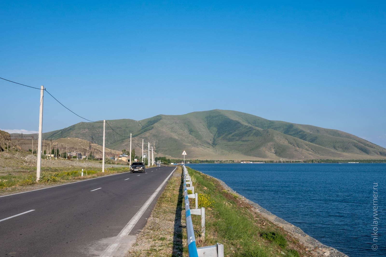 Вид на полуостров Мартаниш с трассы, пролегающей по северному берегу Севана