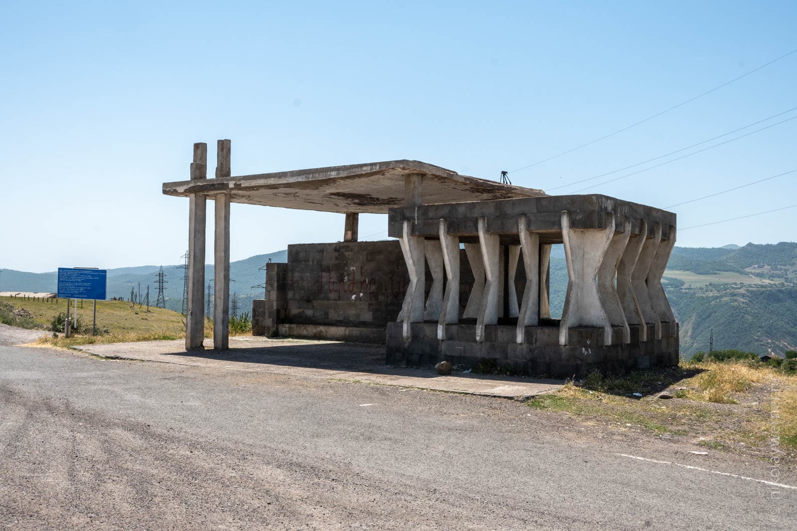 Старая советская автобусная остановка в стиле конструктивизма. Возле села Шинуайр