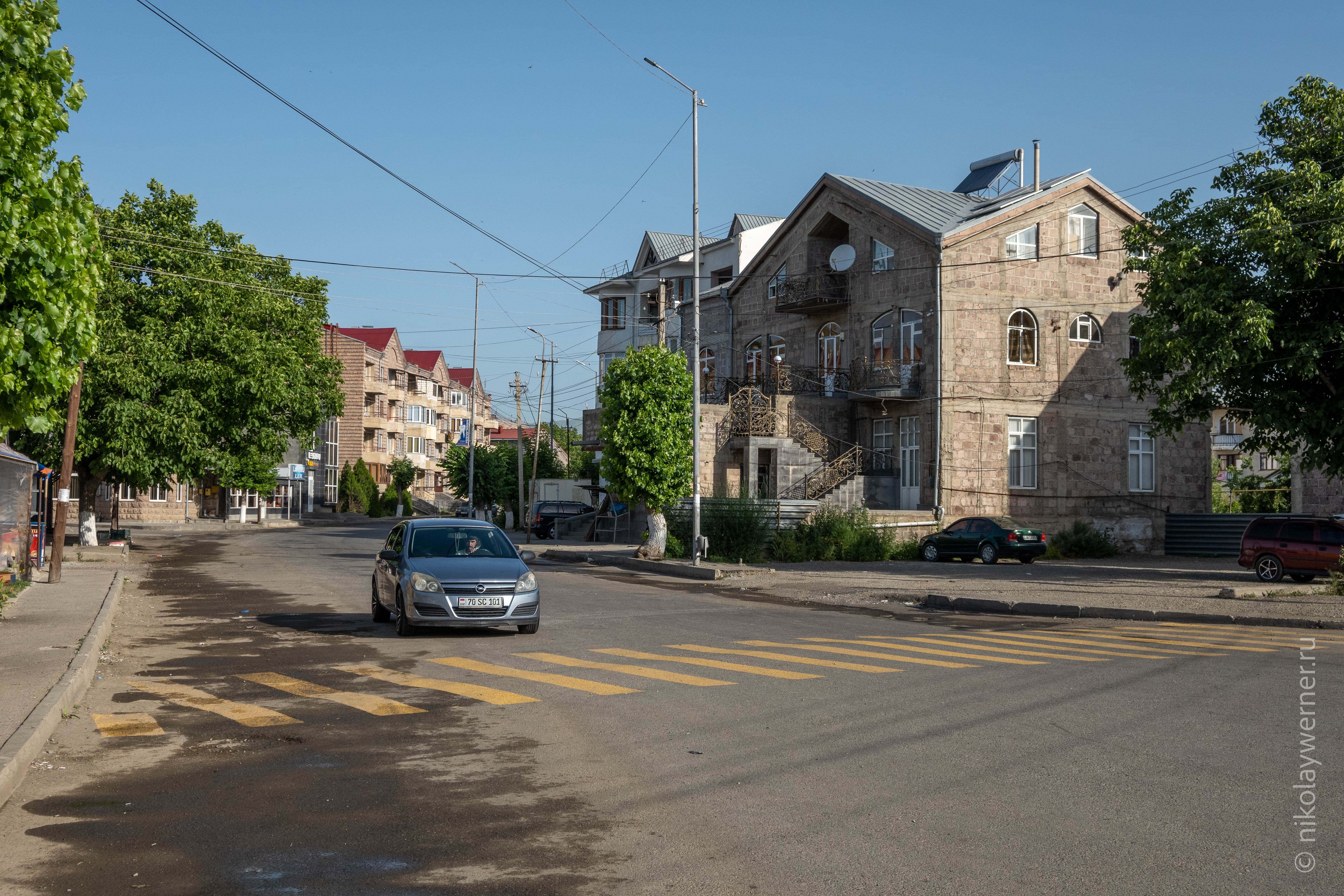 Улица Спитака. Солнечно. Невысокие трехэтажные домики.