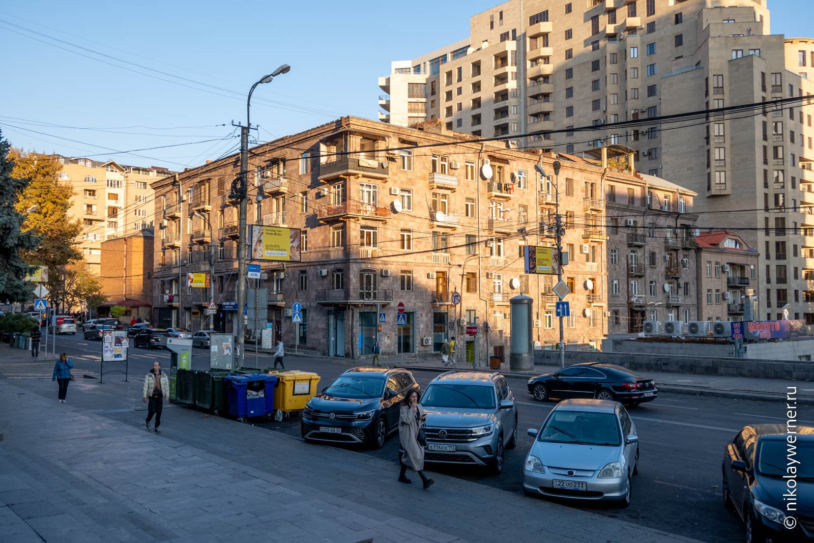 На улице Сарьяна возле Главпочтамта