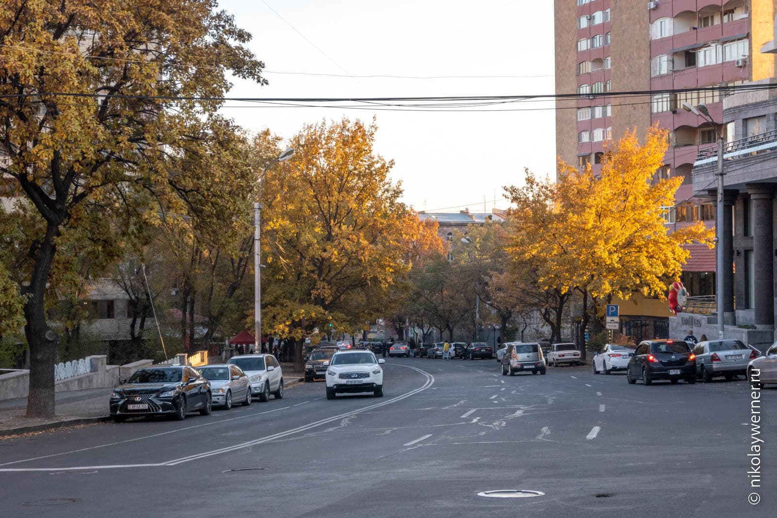 Прекрасный осенний вид на изгибе улицы Сарьяна