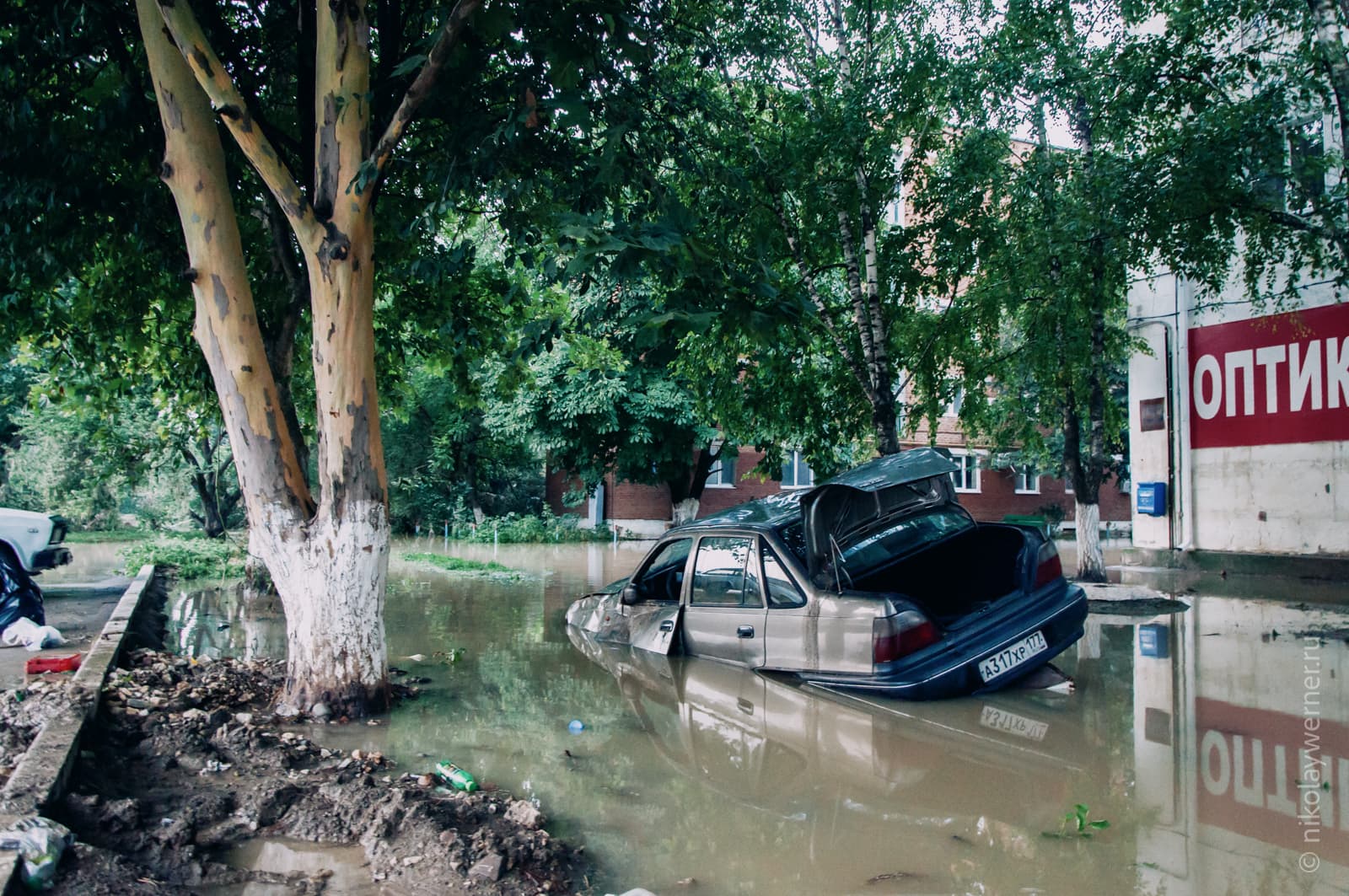 Наводнение в Крымске. Искорёженная Дэу Нексия на залитой водой улице