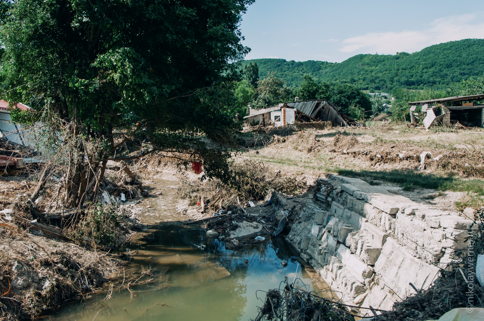 Забитое мусором русло реки в Нижнебаканской