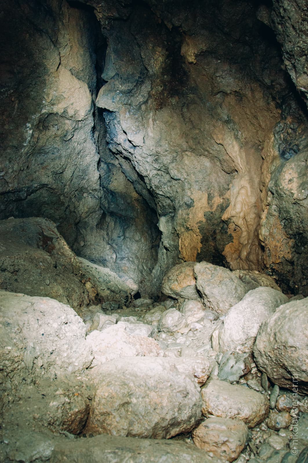 Внтури пещеры. Большущие камни под ногами, причудливо изонутые стены уходят вверх. Камни, камни, камни