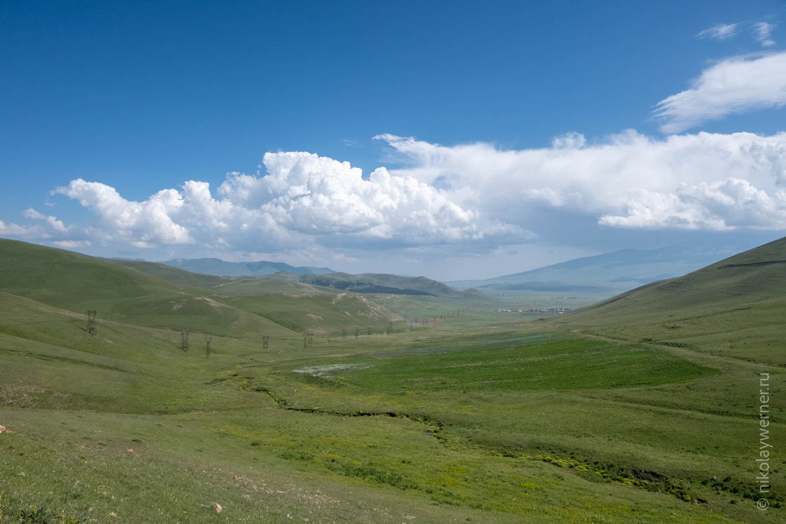 Вид на долину с южного подъёма на Спитакский перевал