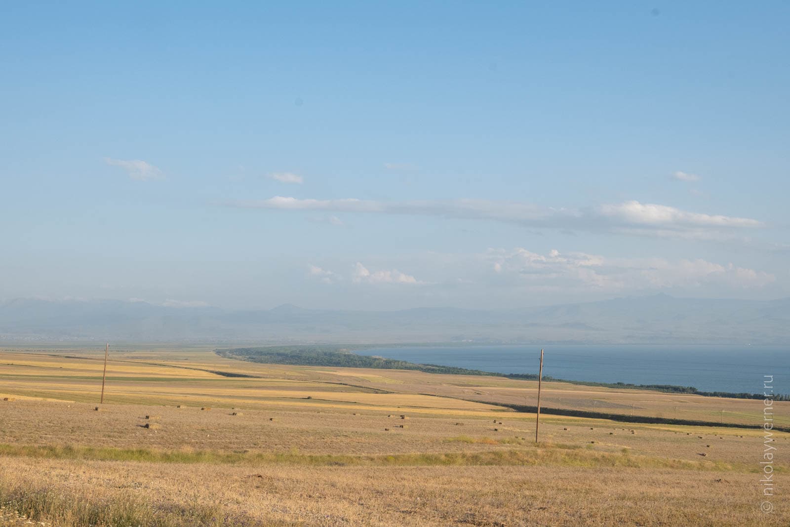 Широкие поля ближе к западной окраине озера Севан