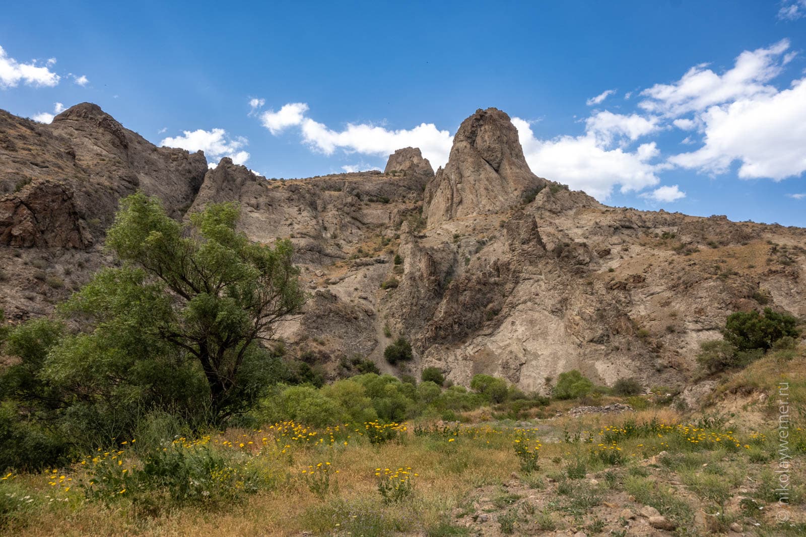 Скалы и горы возле трассы М2. Долина реки Арпа