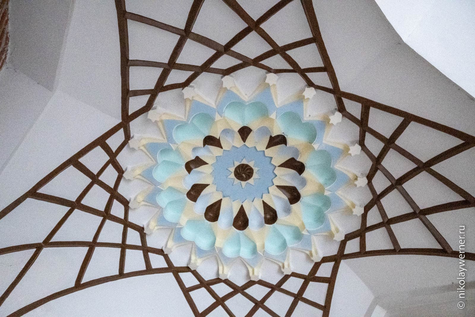 Свод одной из галерей Голубой мечети в Ереване